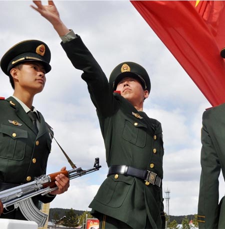 Cómo se entrenan soldados de escuadra de izamiento de bandera nacional en extremo norte de China