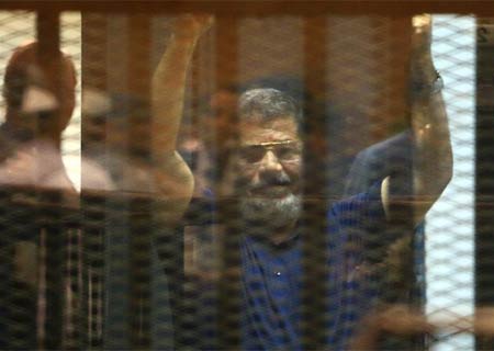 Tribunal condena a muerte a ex presidente egipcio Morsi por fuga de la cárcel