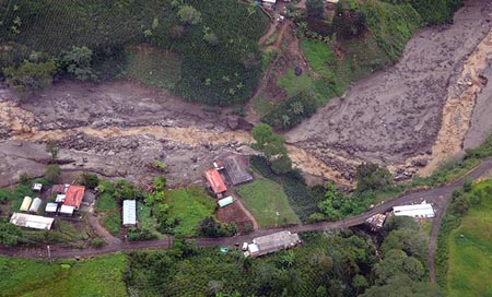 Al menos 40 muertos deja avalancha en Colombia