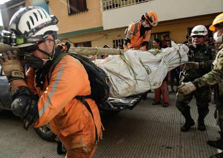Asciende a 78 número de muertos por avalancha en noroeste de Colombia