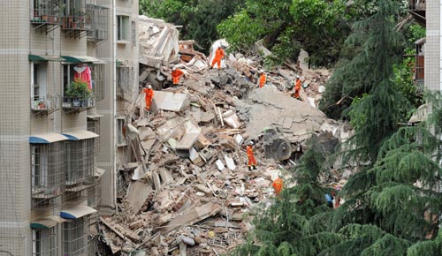 Rescatadores buscan a residentes atrapados en edificio derrumbado en suroeste de China