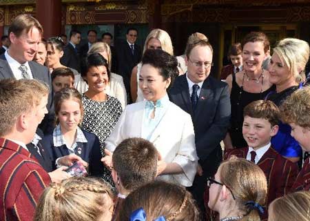 Esposa de presidente chino se reúne con estudiantes tasmanos de Australia