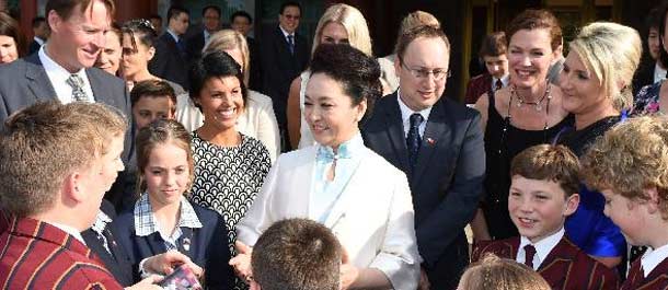 Esposa de presidente chino se reúne con estudiantes tasmanos de Australia