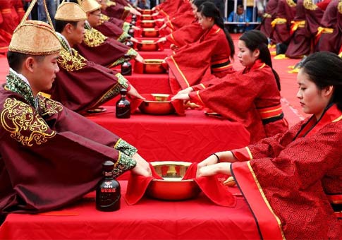 Ceremonia de boda colectiva al estilo tradicional en China