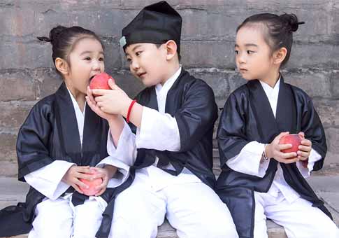 Niños disfrazados de sacerdotes taoístas
