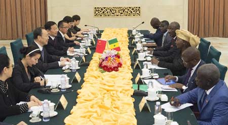Importante asesor político chino conversa con huésped de Senegal