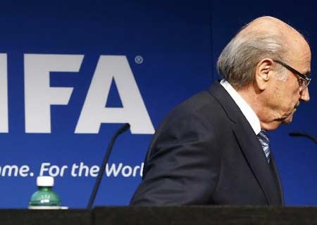 Blatter anuncia dimisión como presidente de FIFA en medio de crisis por corrupción