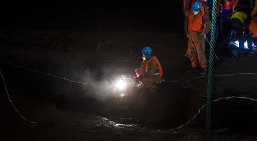 Socorristas chinos empiezan a cortar barco hundido en busca de sobrevivientes