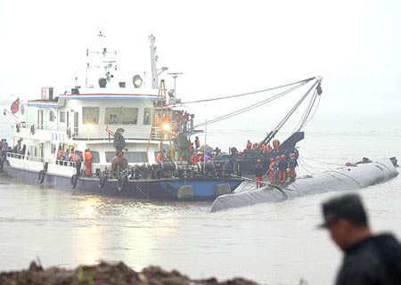 Equipo de rescate enderezará barco hundido en río Yangtse