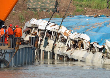 Sacan del agua crucero volcado en río Yangtse