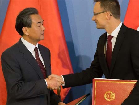 Hungría y China firman documento de cooperación sobre iniciativas de "la Franja y la Ruta"