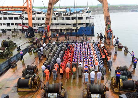 Día de luto para víctimas de naufragio de crucero en río Yangtse
