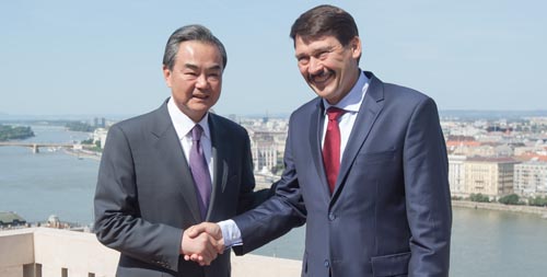 Presidente húngaro y canciller chino intercambian sobre relaciones bilaterales