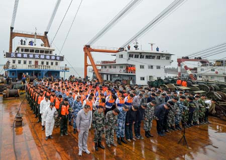 China llora a víctimas de naufragio de crucero en río Yangtse mientras continúa la búsqueda