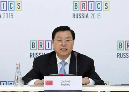 Máximo legislador chino pide cooperación BRICS más estrecha