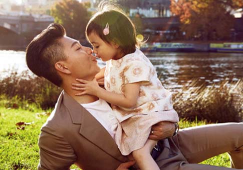 Deportista de China posa junto a su hija