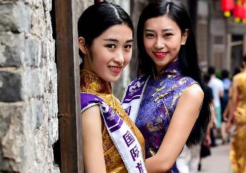 Chicas jóvenes posan en antigua ciudad de China