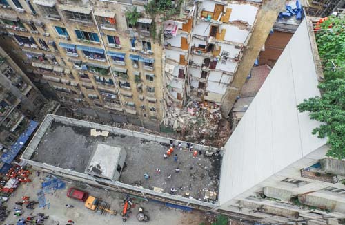 Tres desaparecidos tras derrumbe de edificio residencial en suroeste China