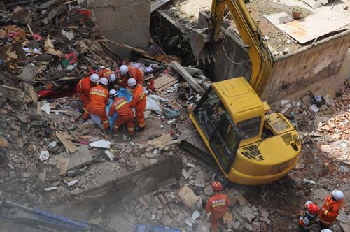 Derrumbe de edificio deja dos muertos en suroeste de China