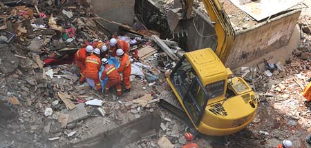 Derrumbe de edificio deja cuatro muertos en suroeste de China