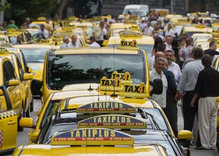 Taxistas de Hungría protestan por Uber