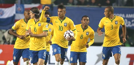 Fútbol: CBF prepara defensa de Neymar por agredir en Copa América en Chile