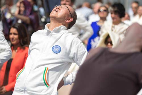 ONU celebra primer día internacional de yoga