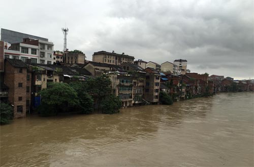 Tormentas de lluvia dejan 3 muertos y miles de evacuados en sur de China