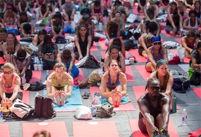 EEUU celebra primer día internacional de yoga