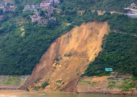 Alud de tierra en suroeste de China deja 1 desaparecido y 4 heridos