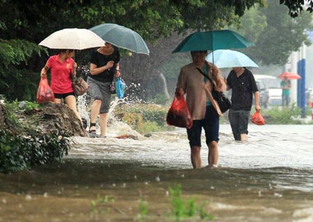 Aguaceros elevan niveles de ríos y represas en este de China