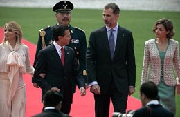 Presidente mexicano recibe a reyes de España en residencia oficial