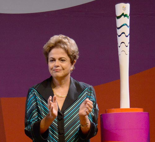 Presenta presidenta de Brasil la antorcha olímpica de Rio 2016