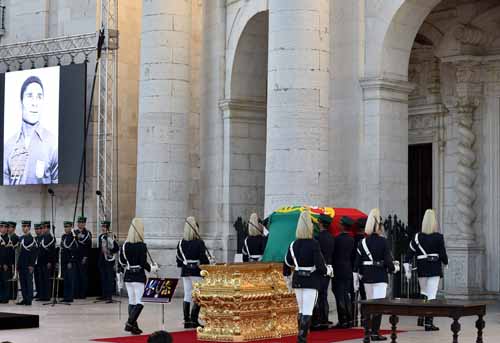 Restos mortales de la leyenda del fútbol portugués transferidos al Panteón Nacional