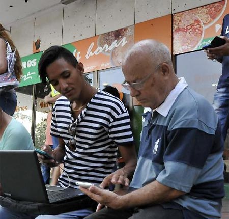 ESPECIAL: Cubanos disfrutan nuevas conexiones inalámbricas de internet