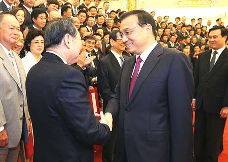 Primer ministro de China pide a chinos de ultramar contribuir a economía