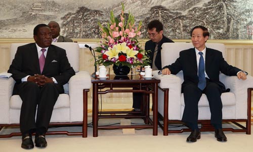 Alto dirigente de PCCh se reúne con vicepresidente de Zimbabwe en Beijing