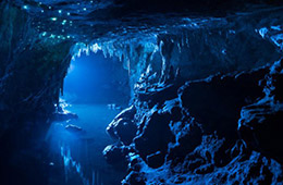 Cueva fantástica decorada por luciérnagas