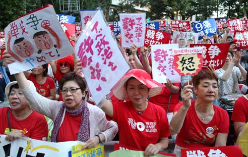 Protestan más de 20.000 personas en Japón contra proyecto de seguridad de PM