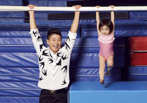 Nuevas imágenes del ex campeón olímpico Li Xiaopeng y su hija