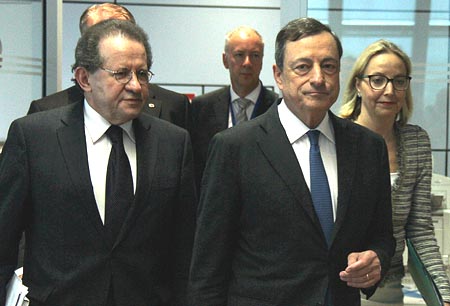 BCE eleva financiamiento de emergencia para Grecia en 900 millones de euros