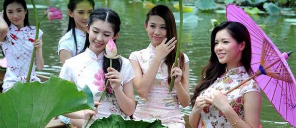 Chicas guapas en qipao rodeadas de lotos