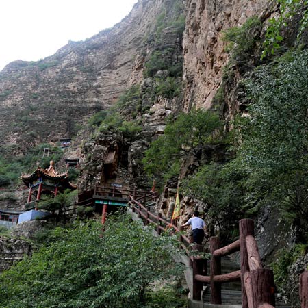 Templos taoístas construídos sobre acantilados en Hebei