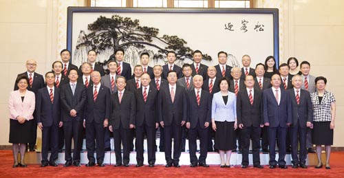 Máximo legislador chino promete desarrollo democrático a empresarios de Hong Kong