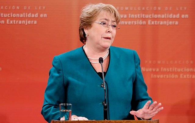 Desaprobación de Bachelet aumenta a 56%