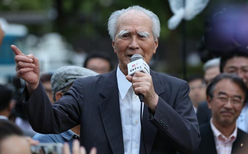Ex PM japonés de 91 años participa en protesta contra iniciativas de seguridad