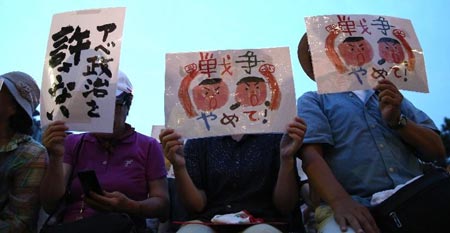 Miles de personas se manifiestan en centro de Tokio contra Abe