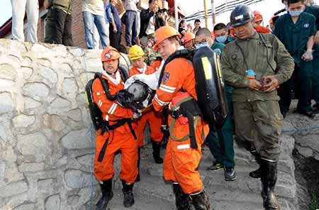 Rescatan a seis trabajadores de mina de carbón inundada en China
