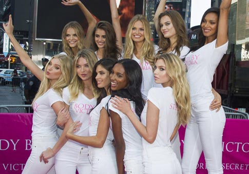 Las nuevas supermodelos de Victoria's Secret posan en Times Square