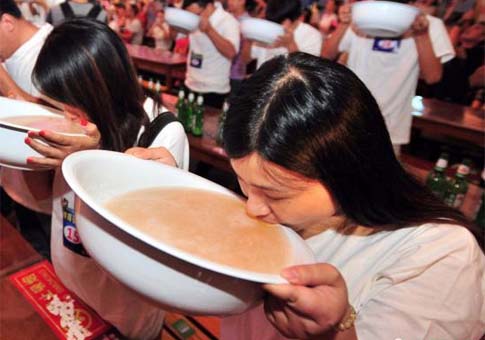 Competición de tomar cerveza celebrada en Wuhan